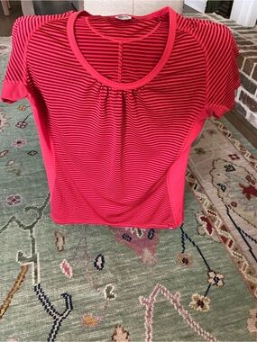 The North Face striped performance top in bright pink/red. S, VaporWick